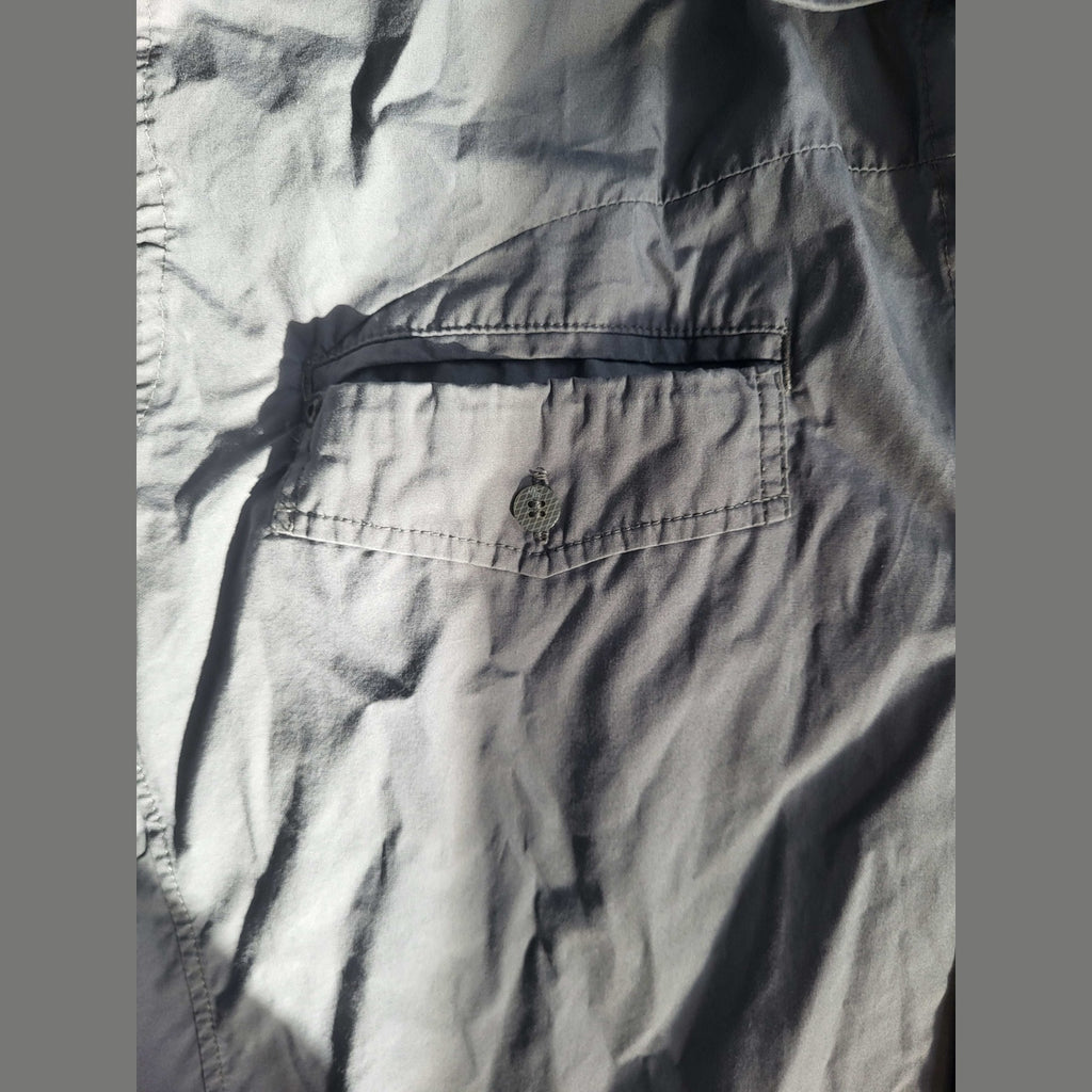 Chemise grise avec poche boutonnée, taille non visible, marque non visible. Fripes Sélect