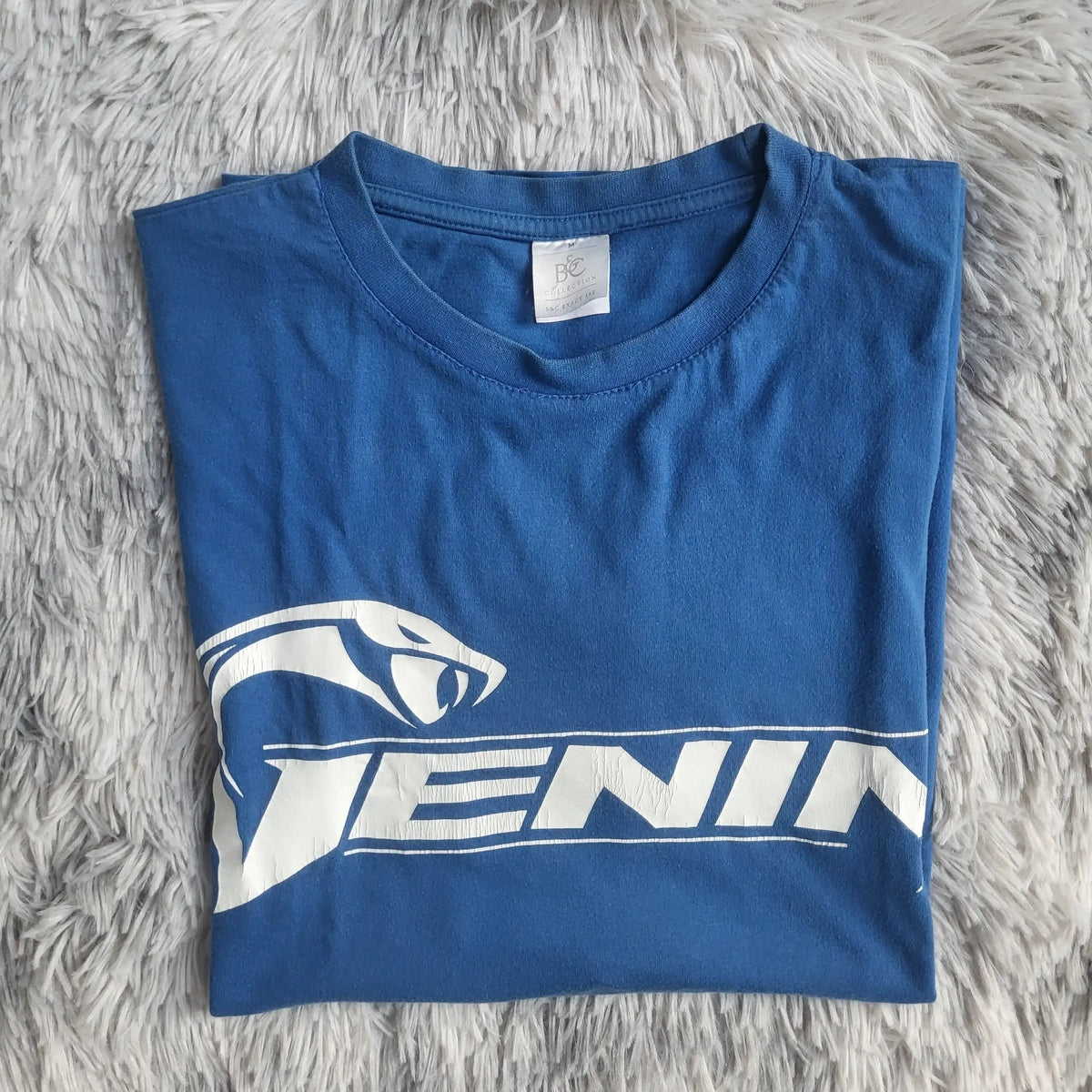 T-shirt bleu Venin, logo blanc, taille M visible sur l'étiquette, Fripes Sélect
