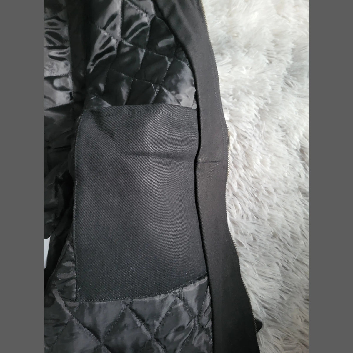Veste noire matelassée, marque et taille non visibles, intérieur sur fond blanc, Fripes Sélect