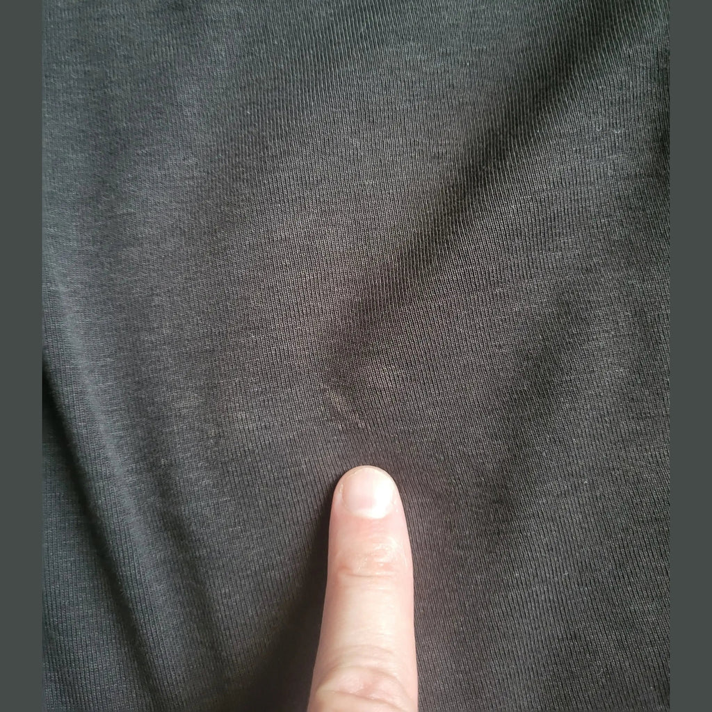 T-shirt noir, marque et taille non visibles, tissu en gros plan, Fripes Sélect