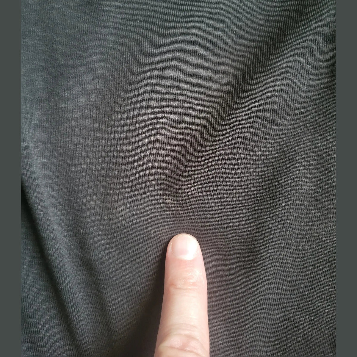 T-shirt noir, marque et taille non visibles, tissu en gros plan, Fripes Sélect