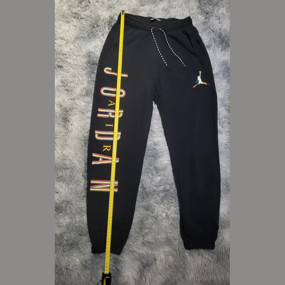 Pantalon de survêtement Jordan noir, logo coloré, taille visible sur mètre, Fripes Sélect