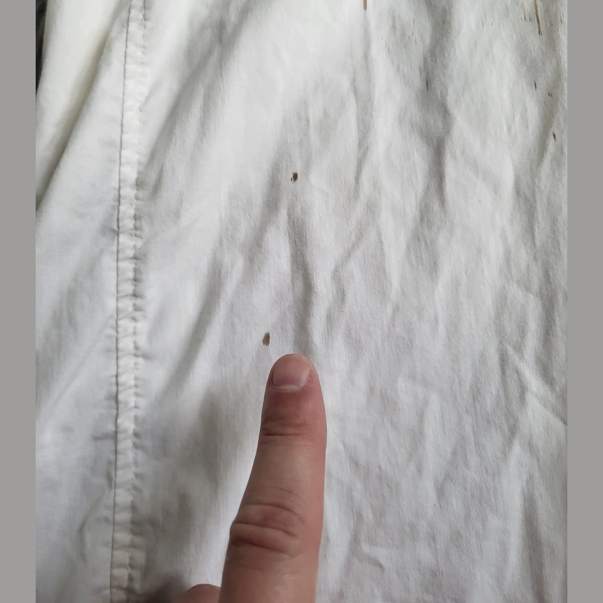 Chemise blanche avec tache, taille non visible, marque non visible, Fripes Sélect