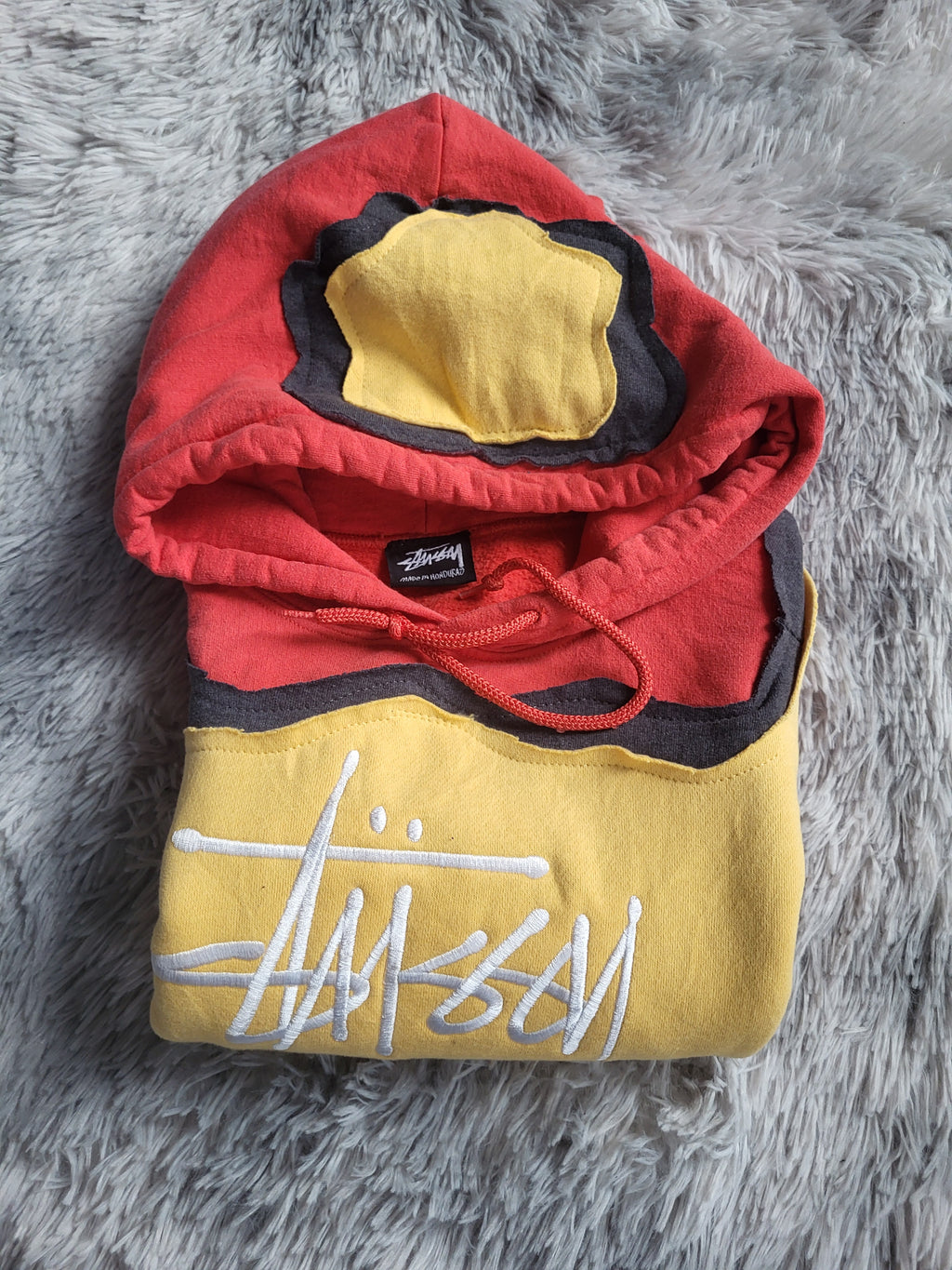 Sweat à capuche Stüssy Reworked Patchwork – Pièce Unique 1/1 – Rouge & Jaune – Taille L (Boxy Fit)
