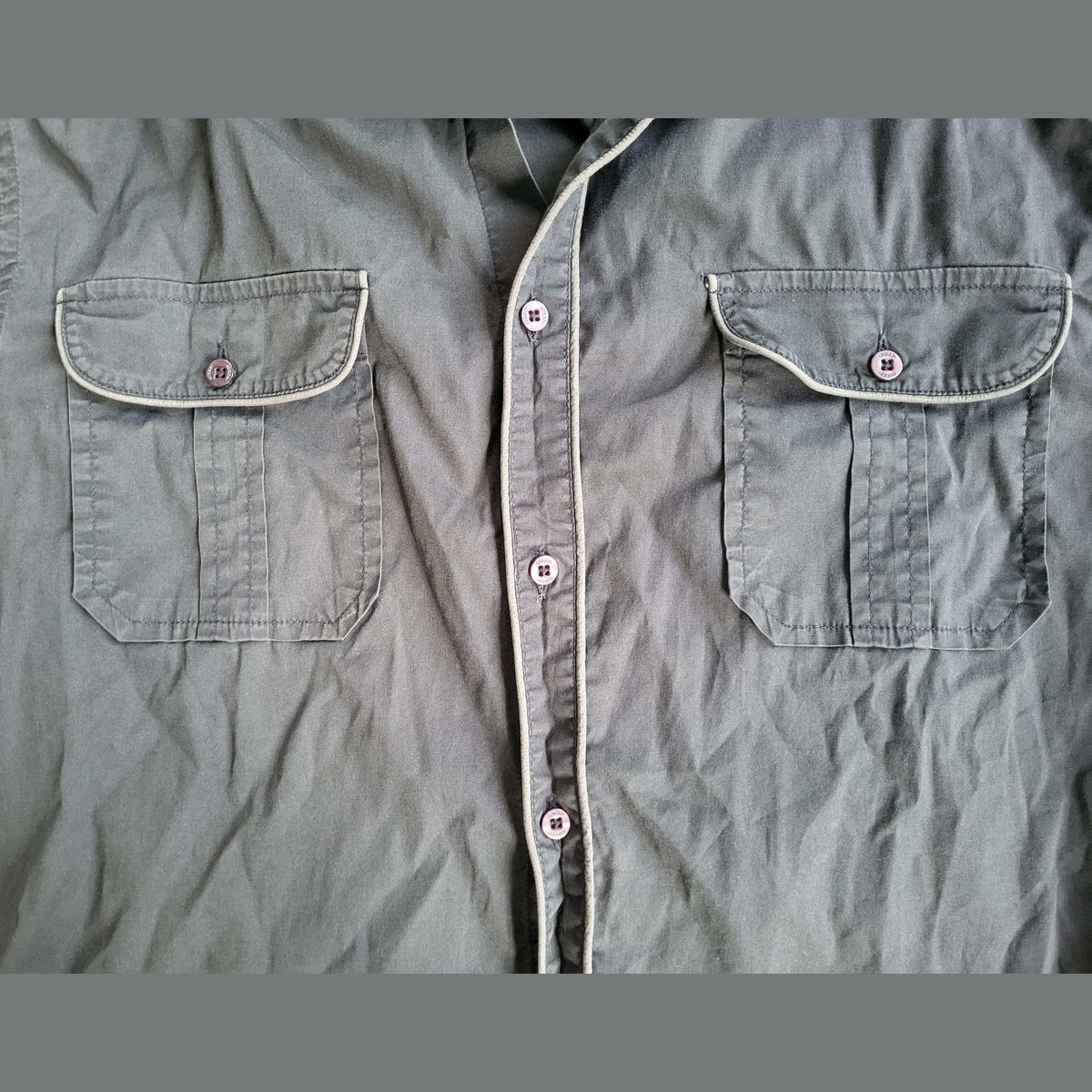 Chemise à manches longues, couleur kaki, deux poches poitrine, taille non visible, Fripes Sélect
