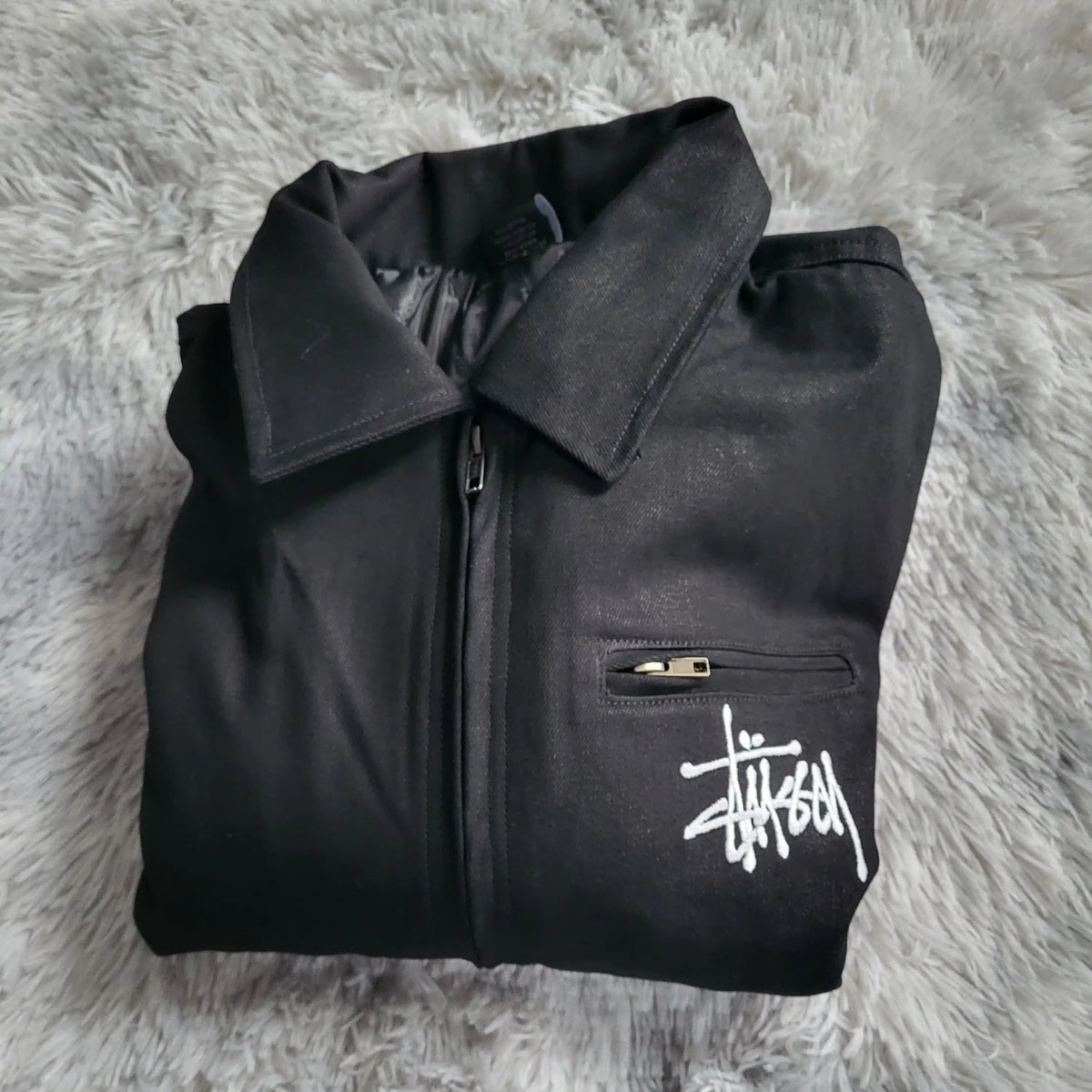 Veste noire Stüssy, taille non visible, logo blanc sur la poche, Fripes Sélect