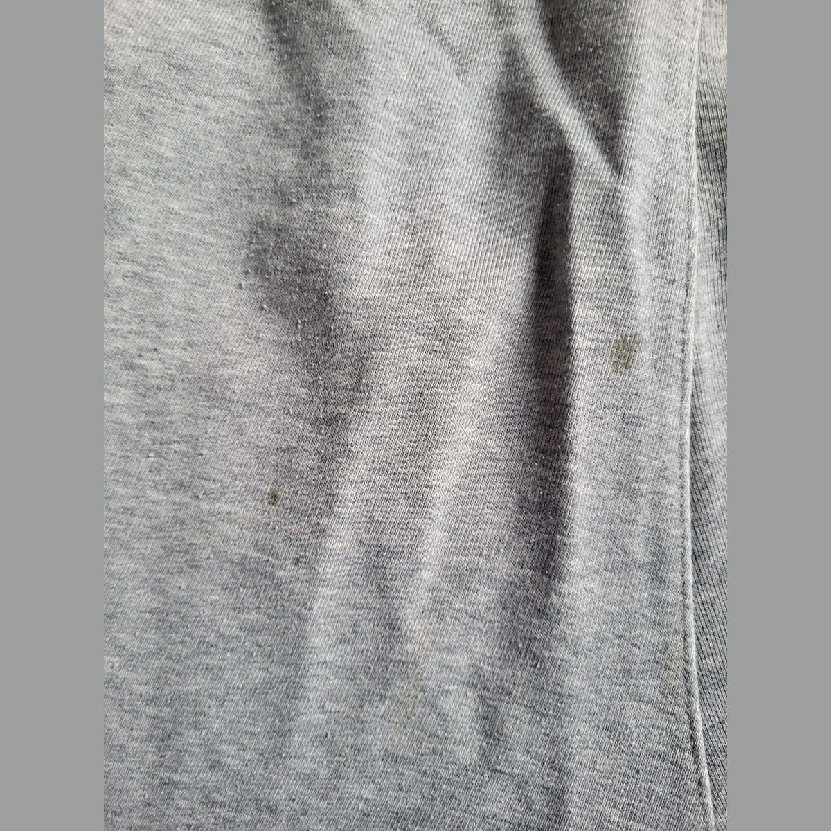 T-shirt gris, marque non visible, taille non indiquée, Fripes Sélect