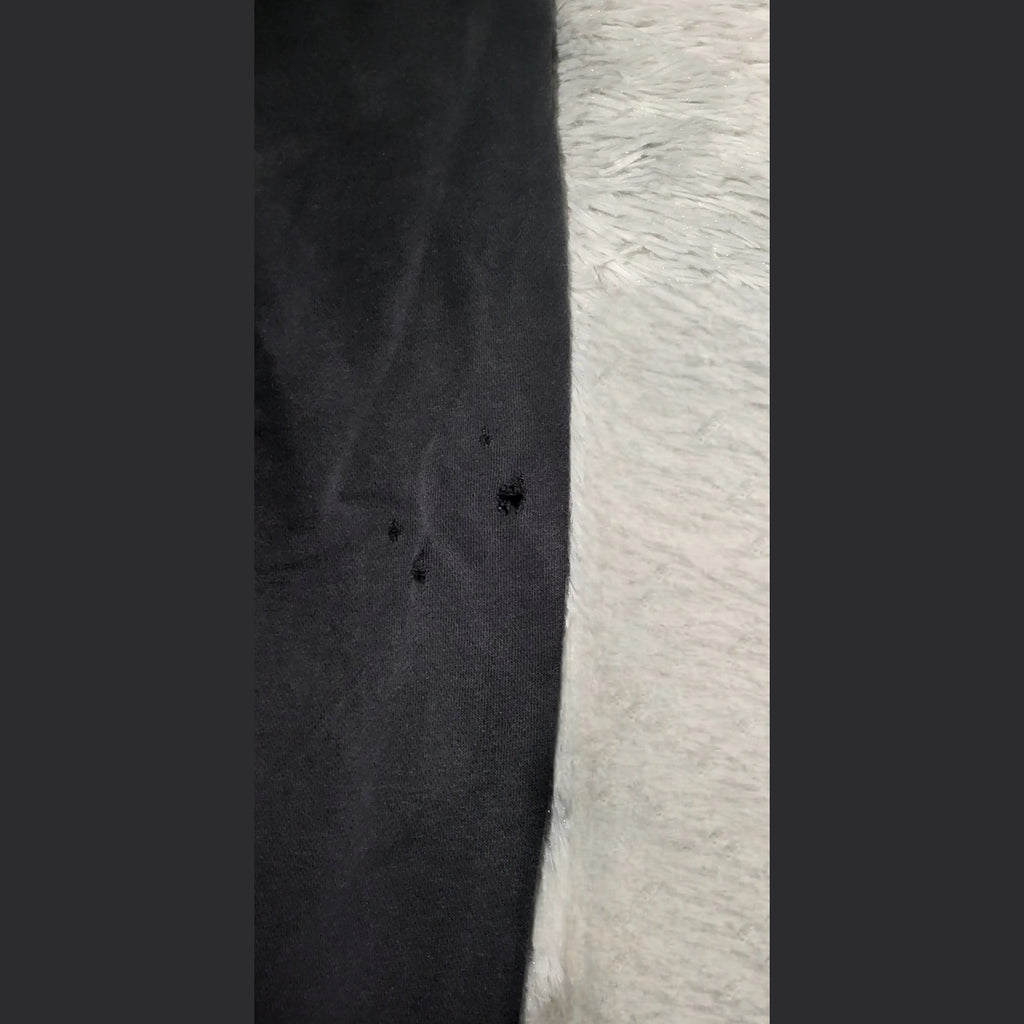 T-shirt noir, trous visibles, marque et taille non indiquées, Fripes Sélect