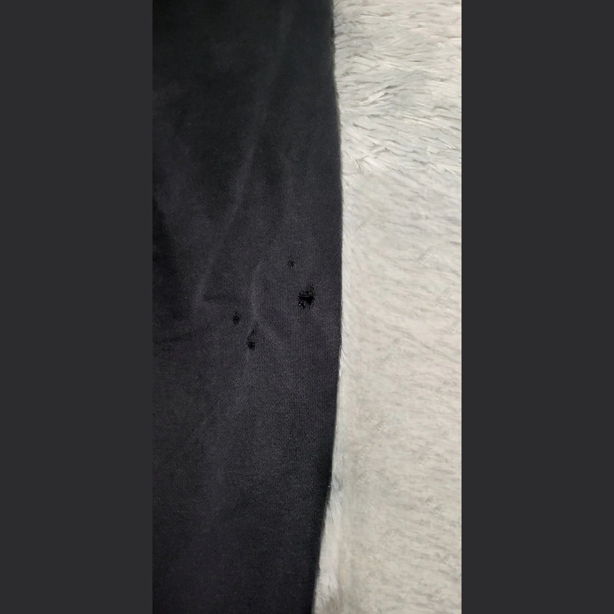 T-shirt noir, trous visibles, marque et taille non indiquées, Fripes Sélect