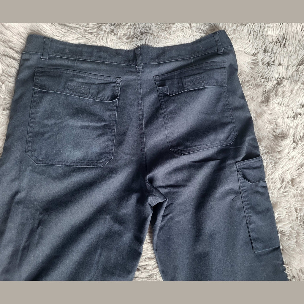 Pantalon cargo noir, marque non visible, taille non indiquée, Fripes Sélect