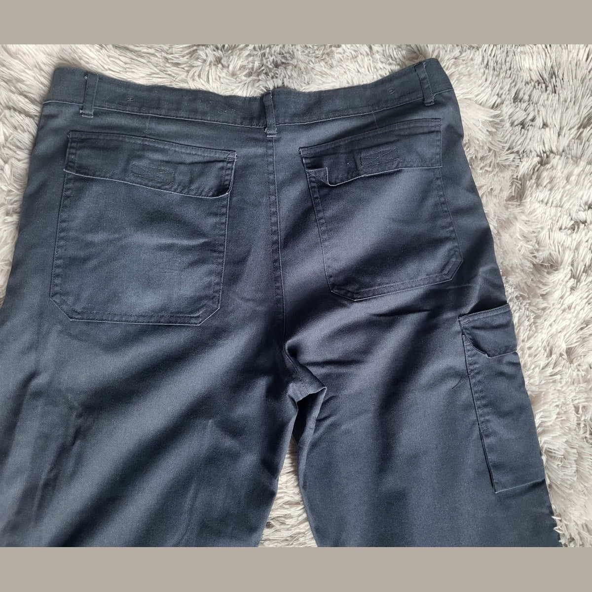 Pantalon cargo noir, marque non visible, taille non indiquée, Fripes Sélect