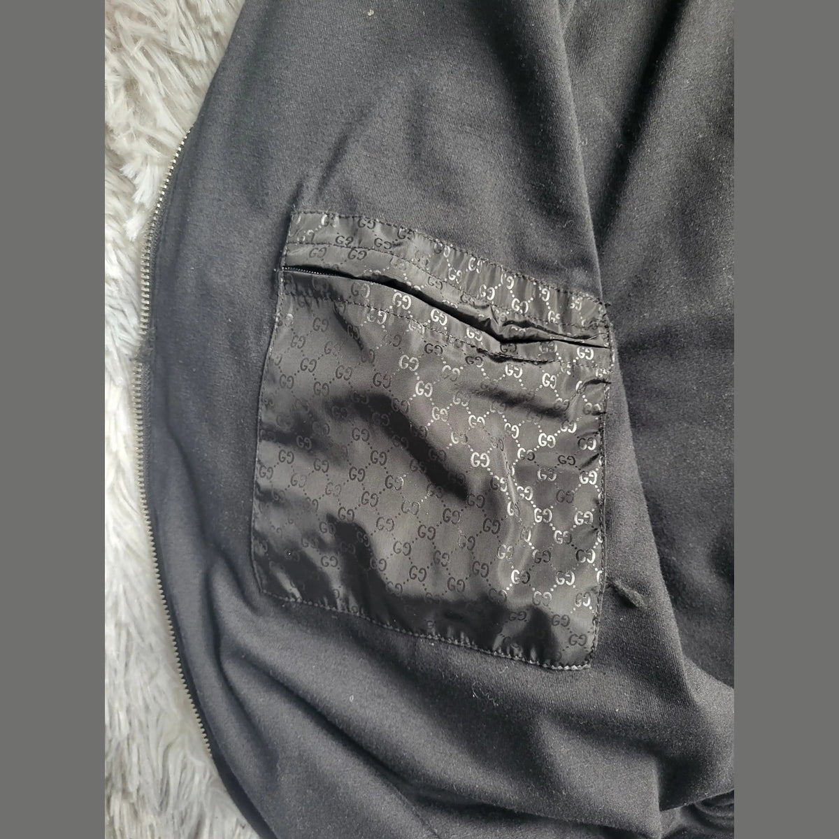 Veste noire Gucci avec poche logo, taille non indiquée, Fripes Sélect