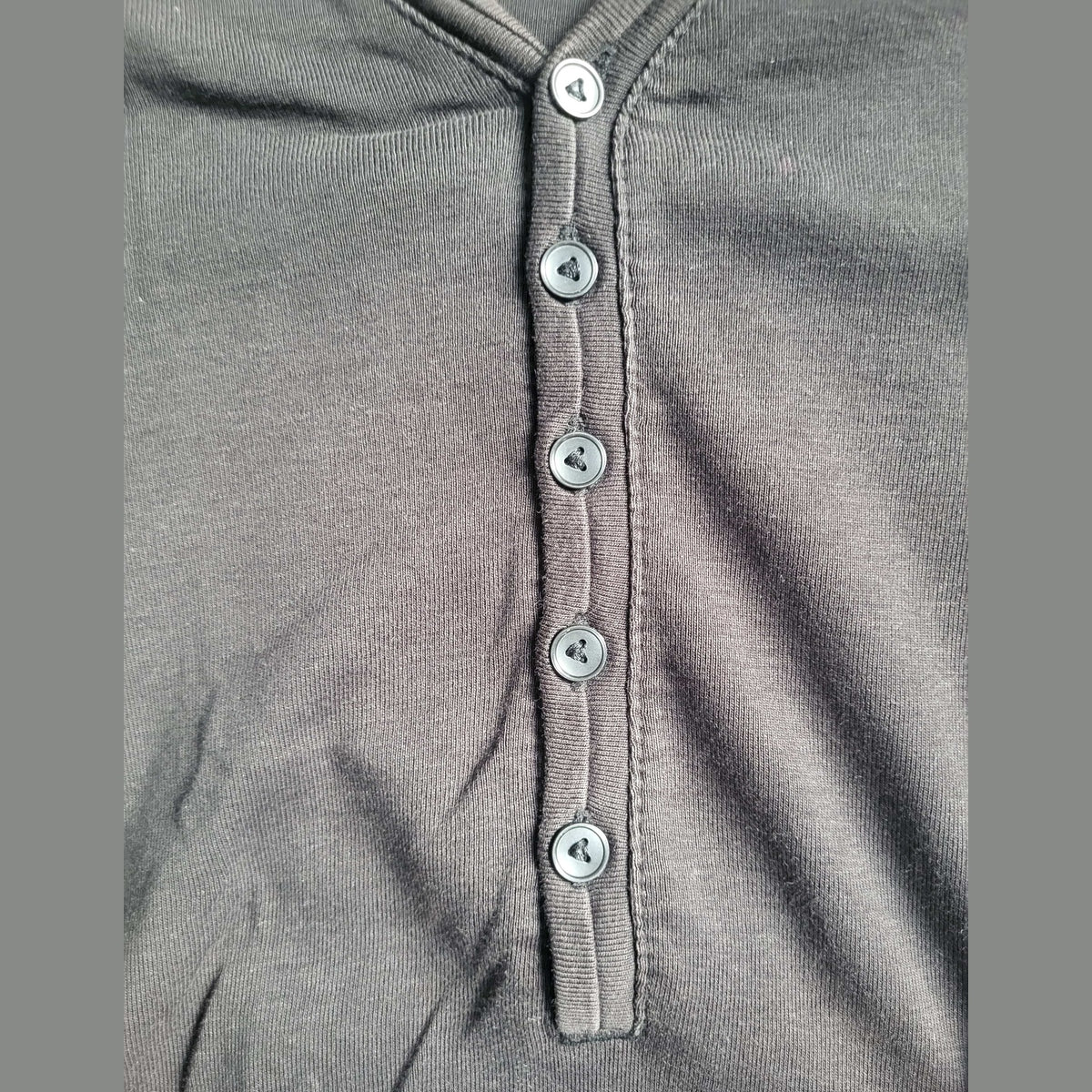 T-shirt gris à boutons, marque non visible, taille non indiquée, Fripes Sélect