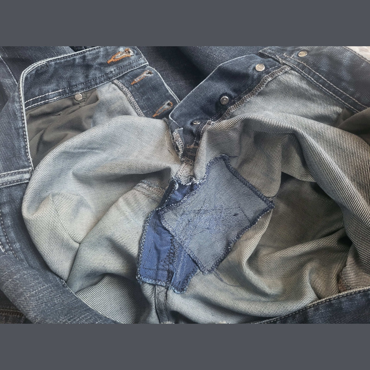 Jean patchwork bleu, marque non visible, taille non indiquée. Fripes Sélect