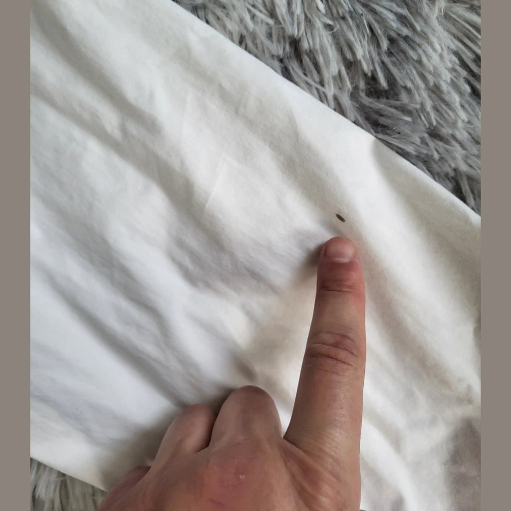 T-shirt blanc, marque et taille non visibles, petite tache montrée, Fripes Sélect