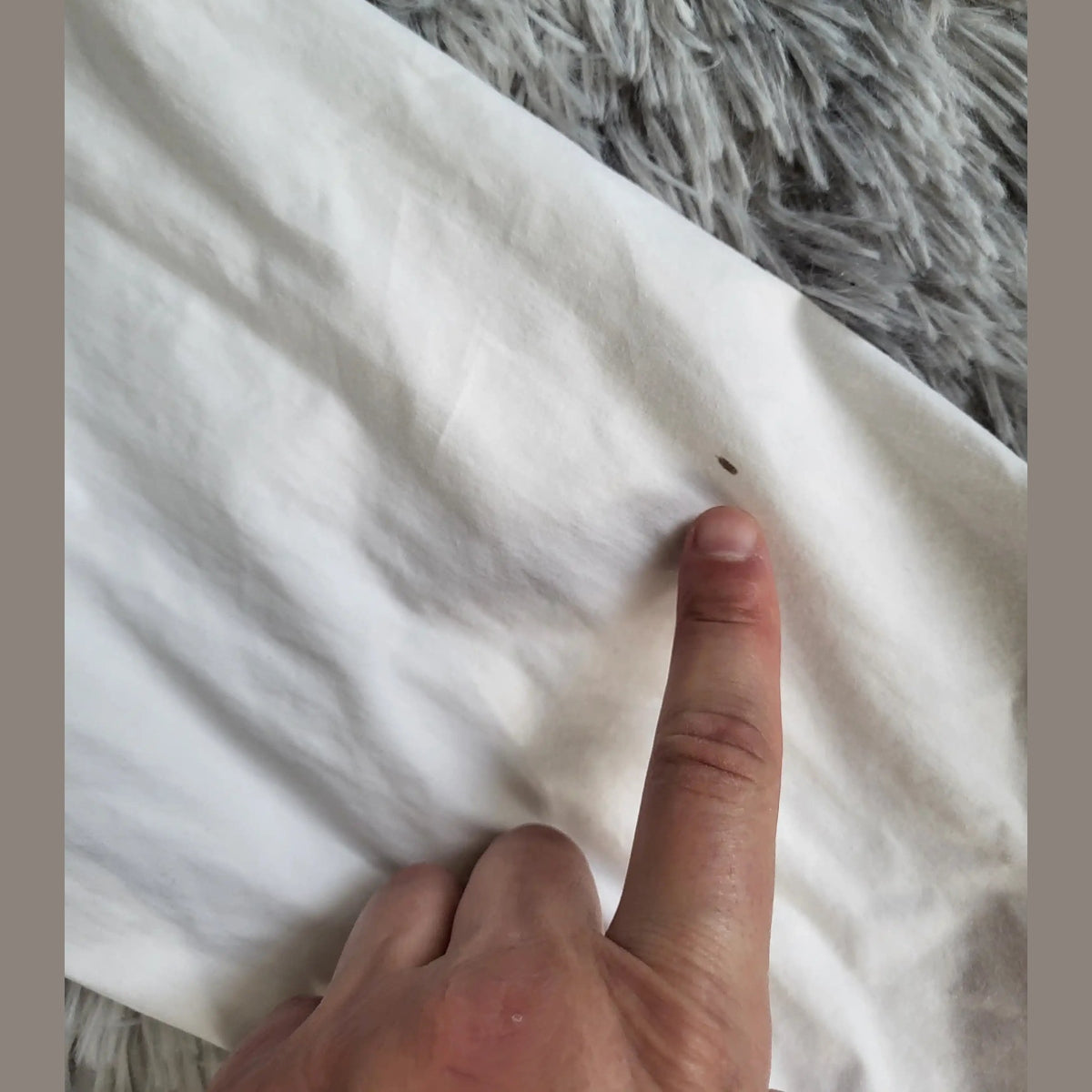 T-shirt blanc, marque et taille non visibles, petite tache montrée, Fripes Sélect