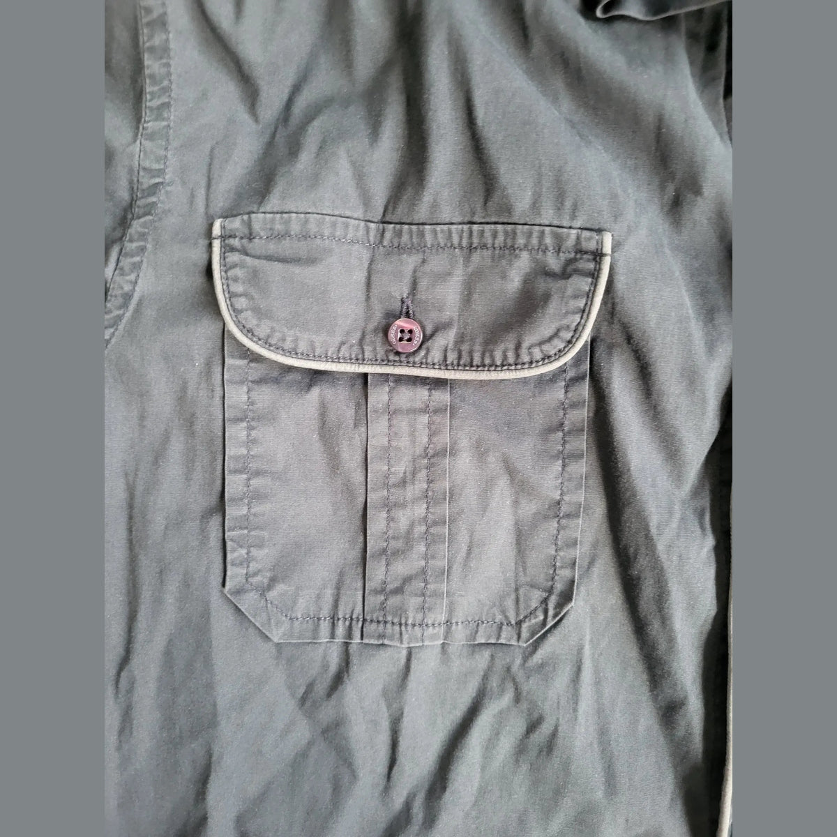 Chemise grise à poche poitrine, marque et taille non visibles, Fripes Sélect