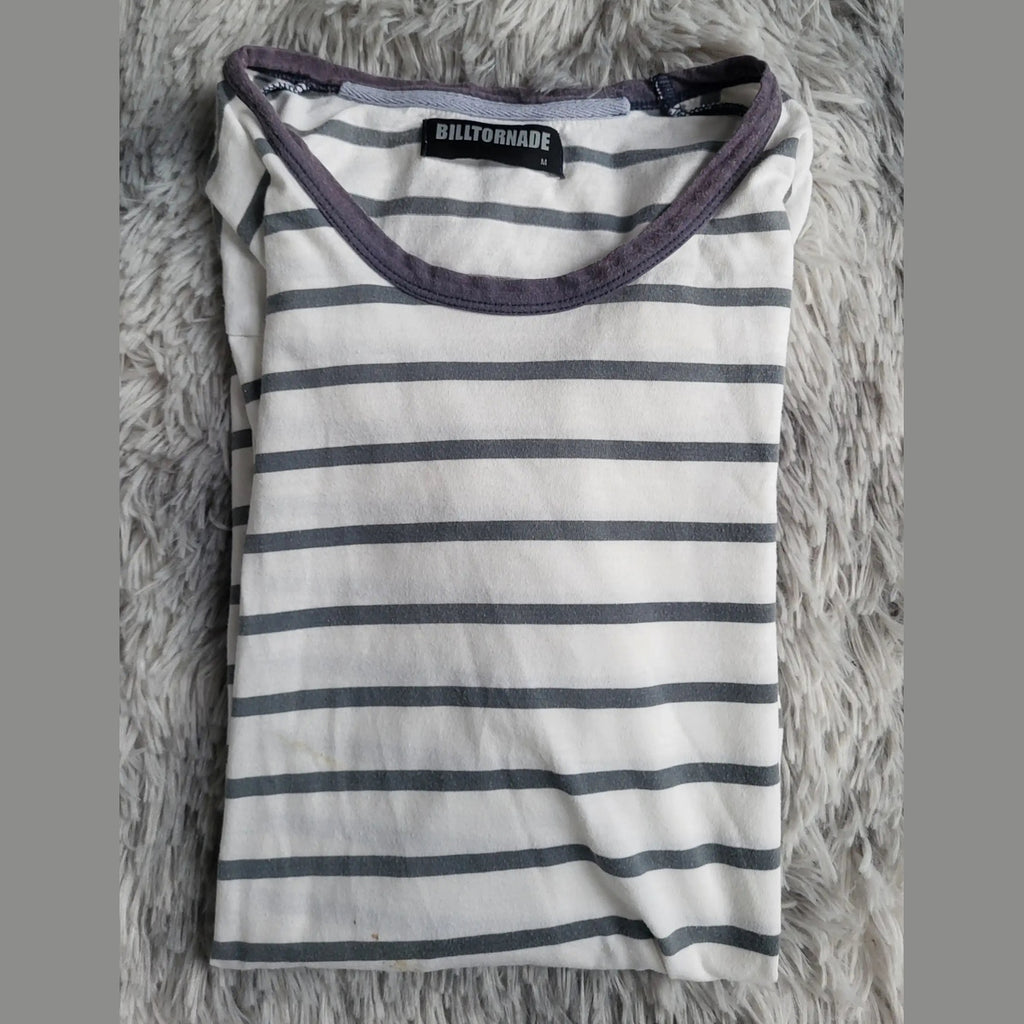 T-shirt rayé blanc et gris, marque Billtornade, taille M. Fripes Sélect