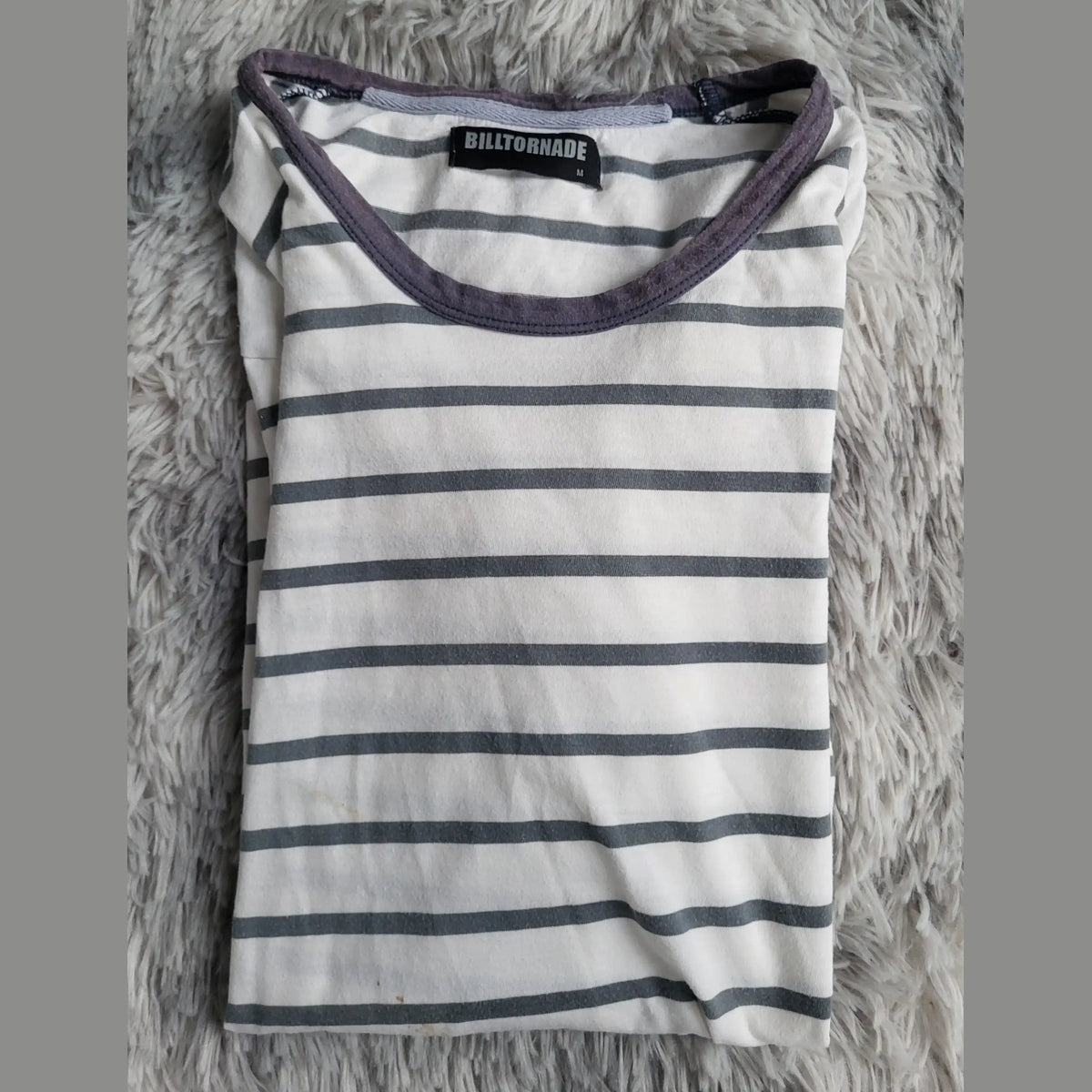 T-shirt rayé blanc et gris, marque Billtornade, taille M. Fripes Sélect