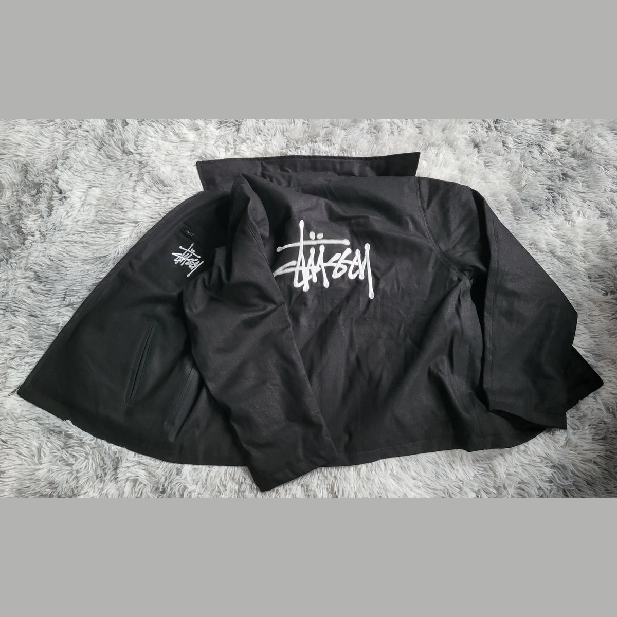 Veste noire Stüssy, logo blanc, taille L visible, Fripes Sélect