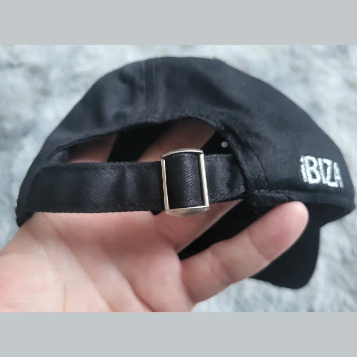 Casquette noire IBZA taille réglable, inscription blanche visible. Fripes Sélect