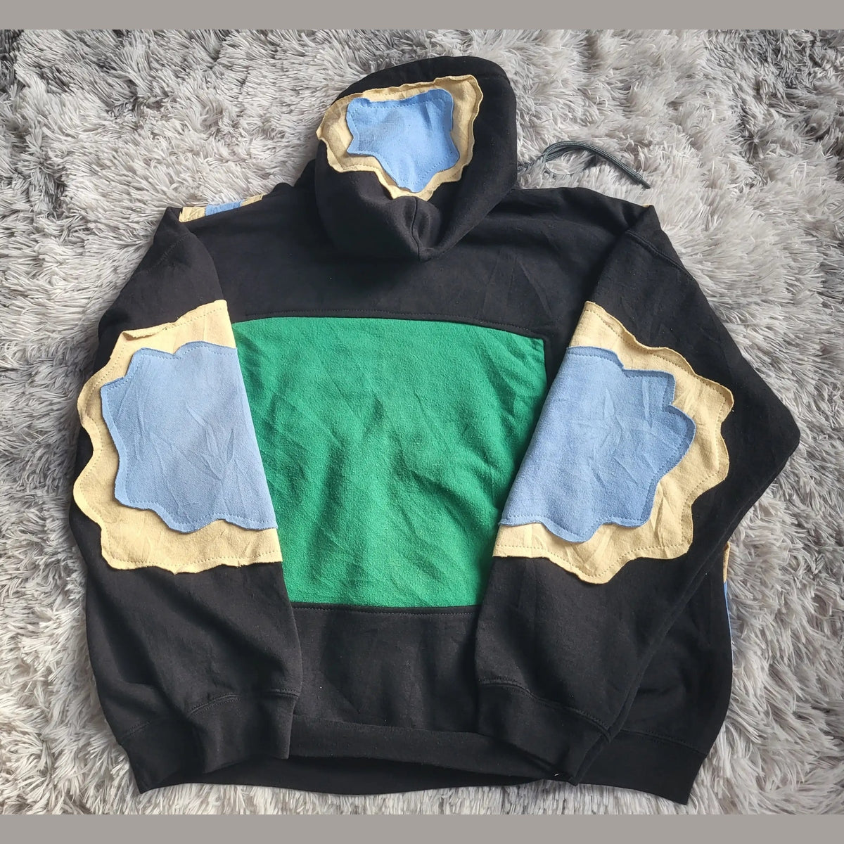 Sweat à capuche Stüssy Reworked Patchwork – Pièce Unique 1/1 – Noir / Bleu / Jaune – Taille XL (Boxy Fit)