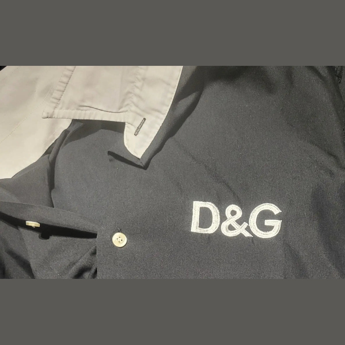 Chemise noire D&G, col beige, taille non visible, marque apparente, Fripes Sélect