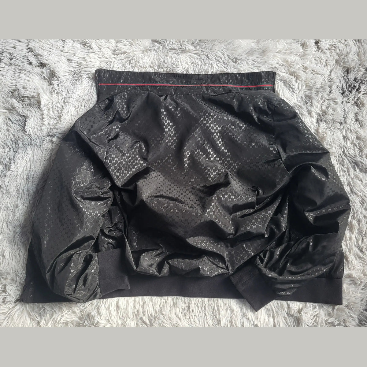 Veste noire Gucci à motif monogramme, taille XL. Fripes Sélect