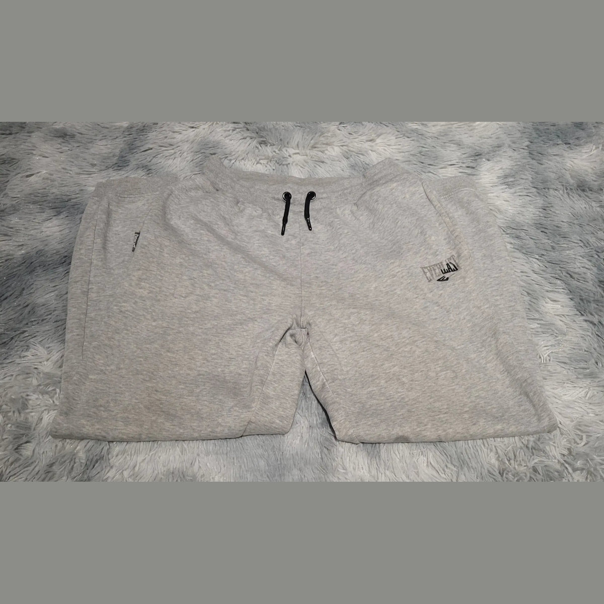 Pantalon de jogging gris Everlast, taille L, logo visible. Fripes Sélect