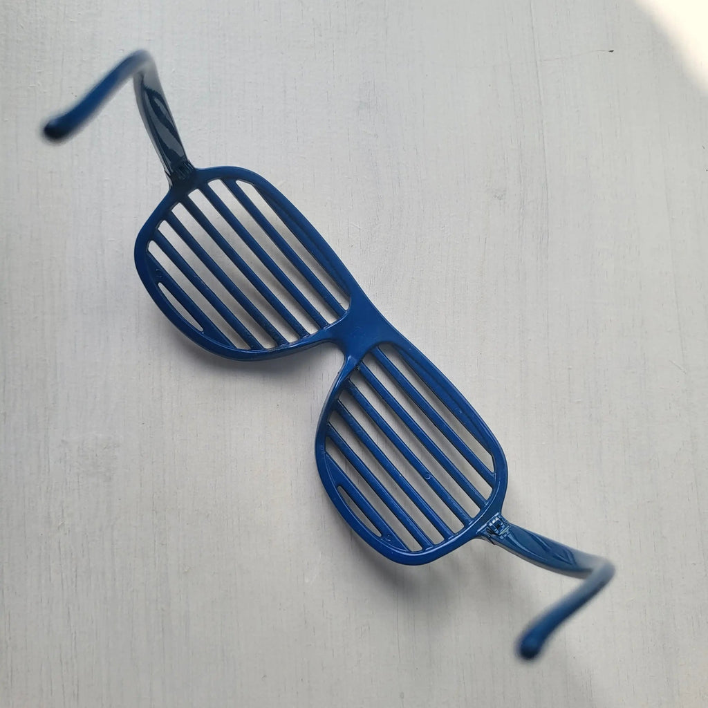 Lunettes fantaisie bleu à monture ajourée, taille unique. Fripes Sélect