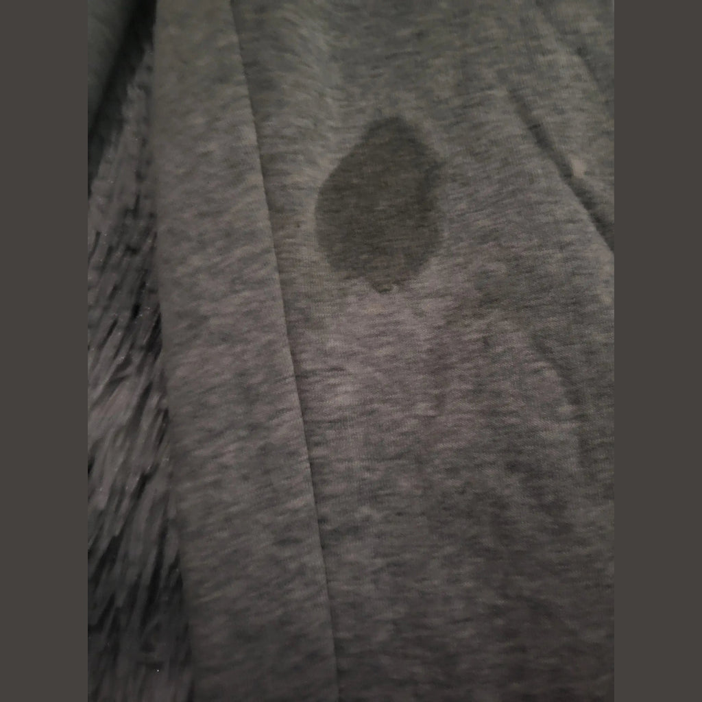 T-shirt gris, marque non visible, avec tache, taille non indiquée. Fripes Sélect