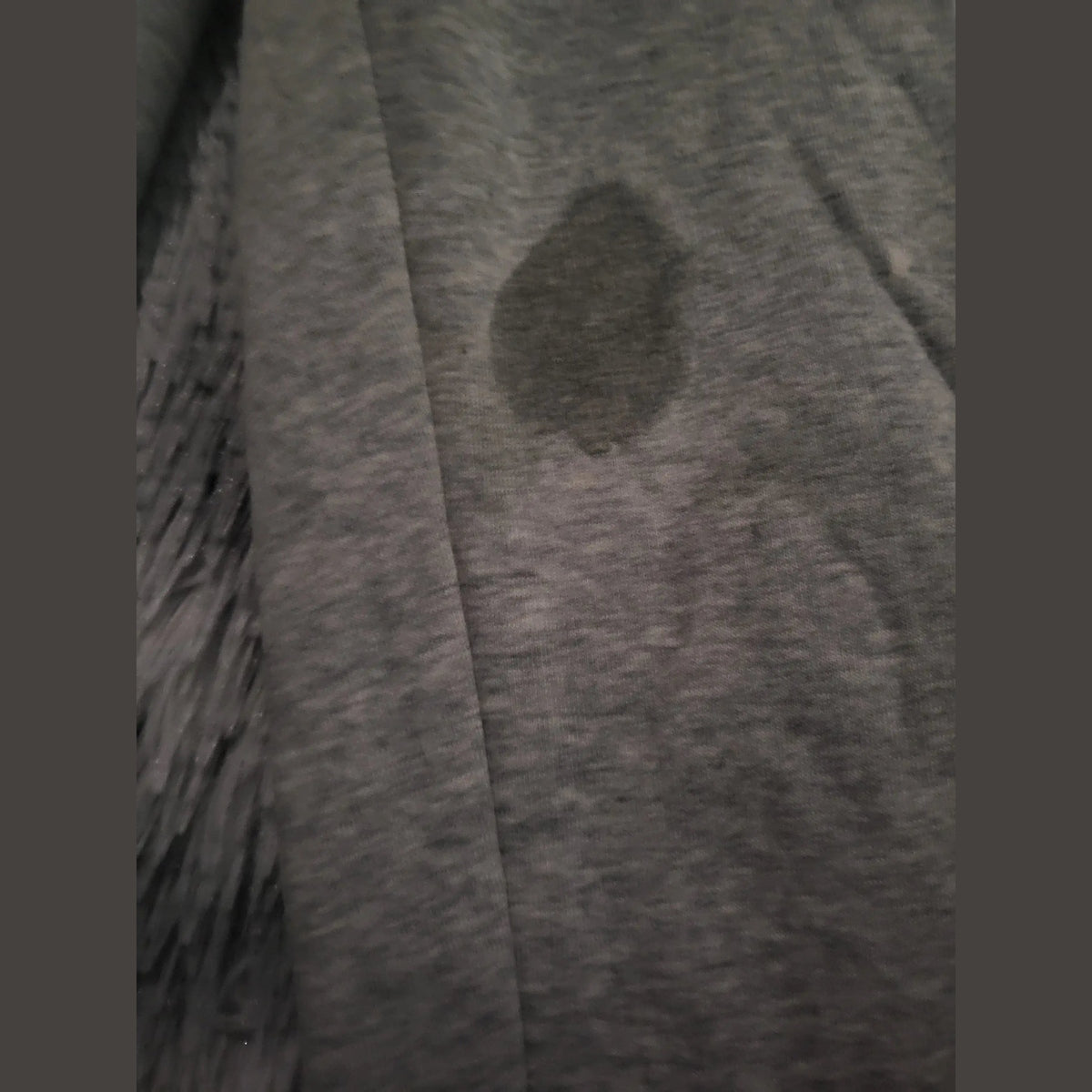 T-shirt gris, marque non visible, avec tache, taille non indiquée. Fripes Sélect