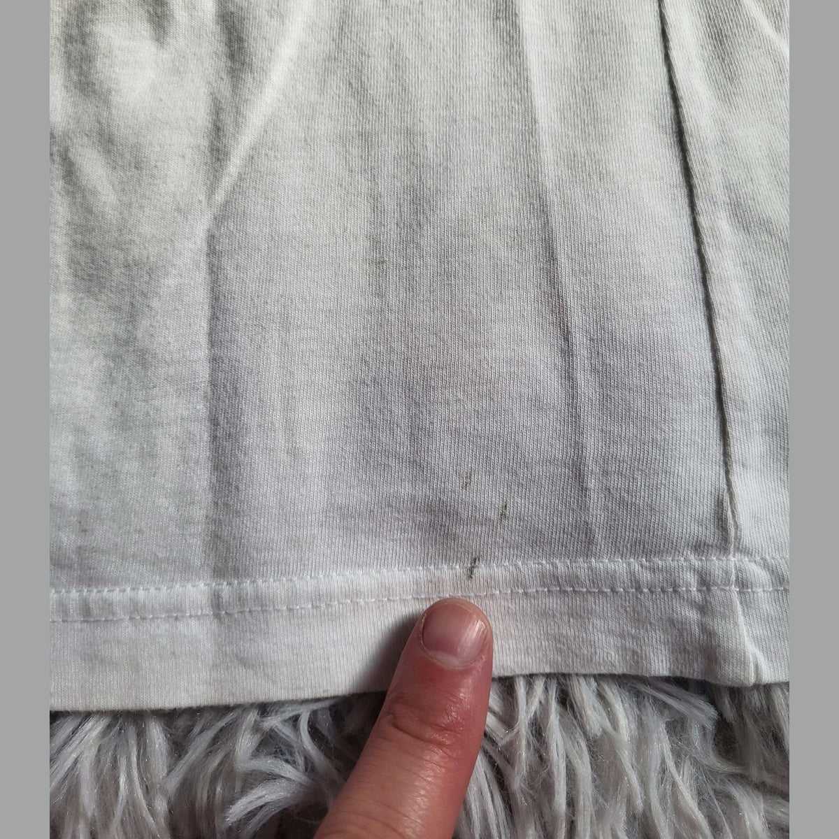 T-shirt blanc, marque non visible, taille non visible, détail ourlet, Fripes Sélect