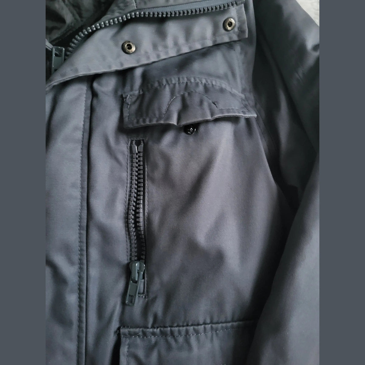 Veste noire, marque non visible, taille non indiquée, poche zippée, Fripes Sélect