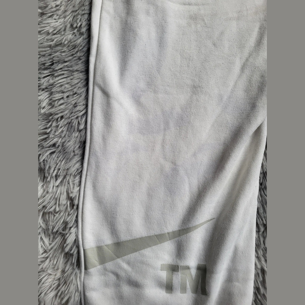 Pantalon de survêtement Nike blanc, logo visible, taille non indiquée. Fripes Sélect