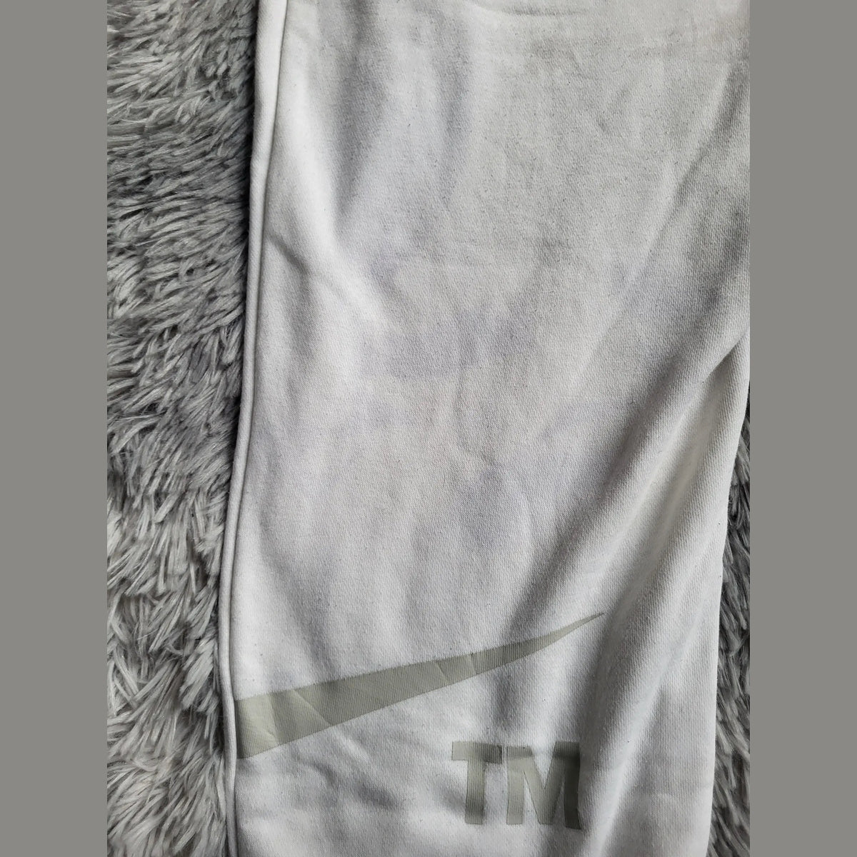 Pantalon de survêtement Nike blanc, logo visible, taille non indiquée. Fripes Sélect