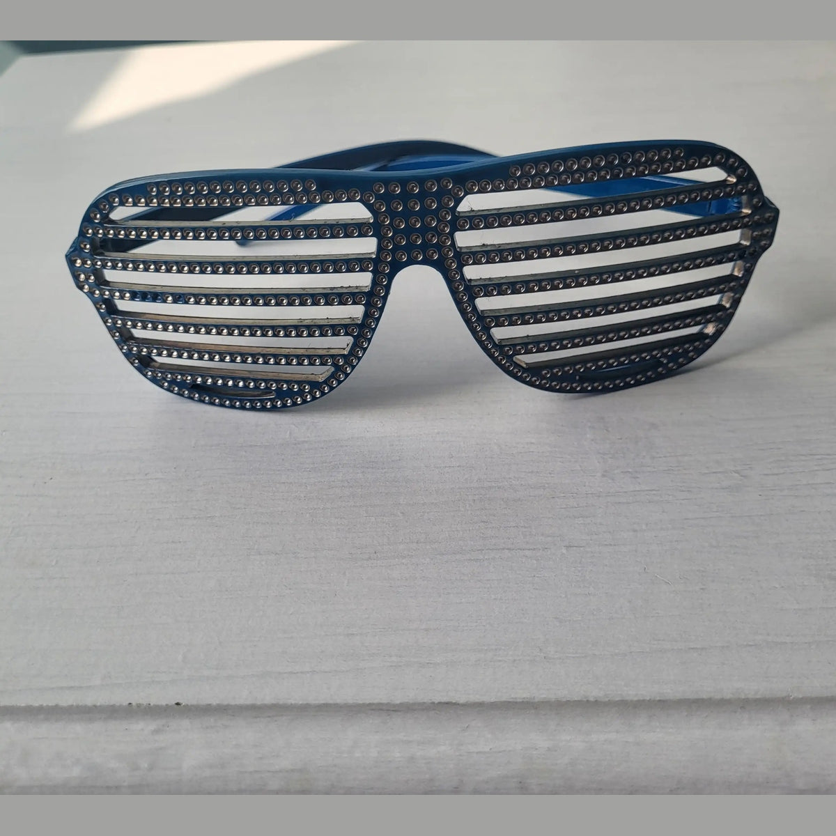 Lunettes fantaisie bleu, sans marque visible, taille unique. Fripes Sélect