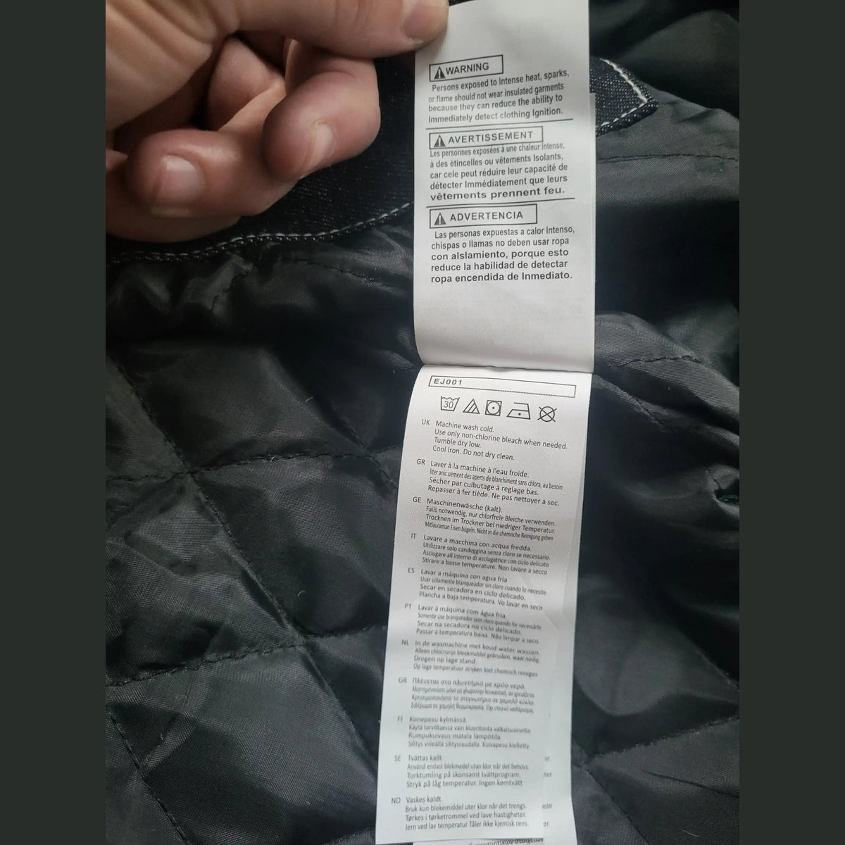 Veste noire matelassée, marque non visible, taille non indiquée, Fripes Sélect