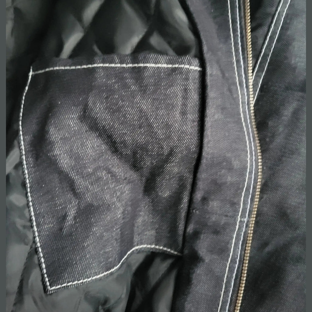 Veste noire avec poche intérieure et surpiqûres blanches, taille non indiquée. Fripes Sélect