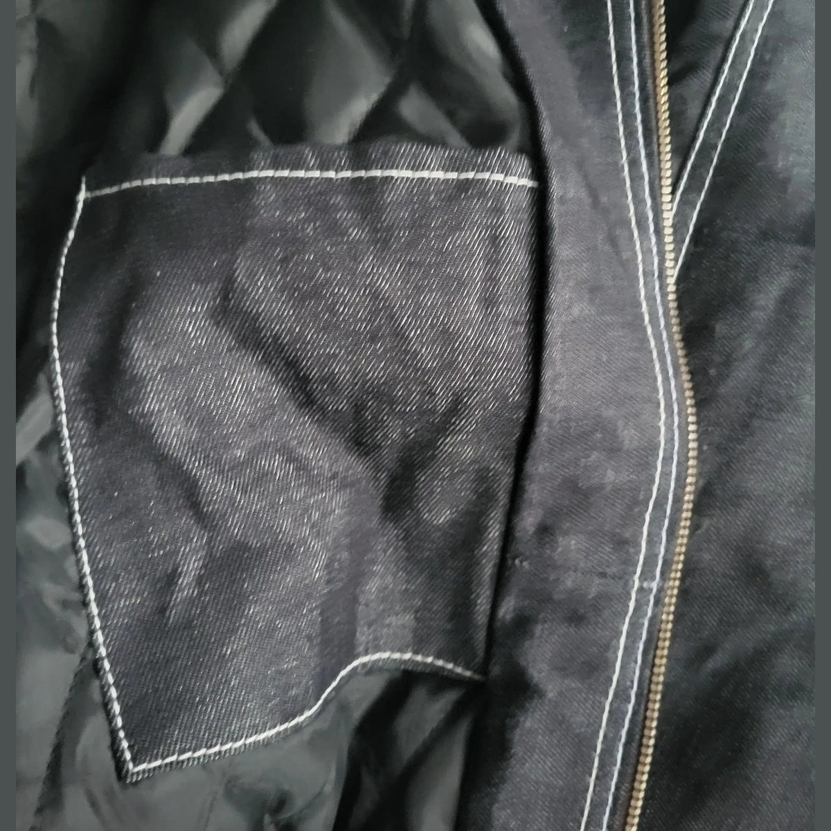 Veste noire avec poche intérieure et surpiqûres blanches, taille non indiquée. Fripes Sélect