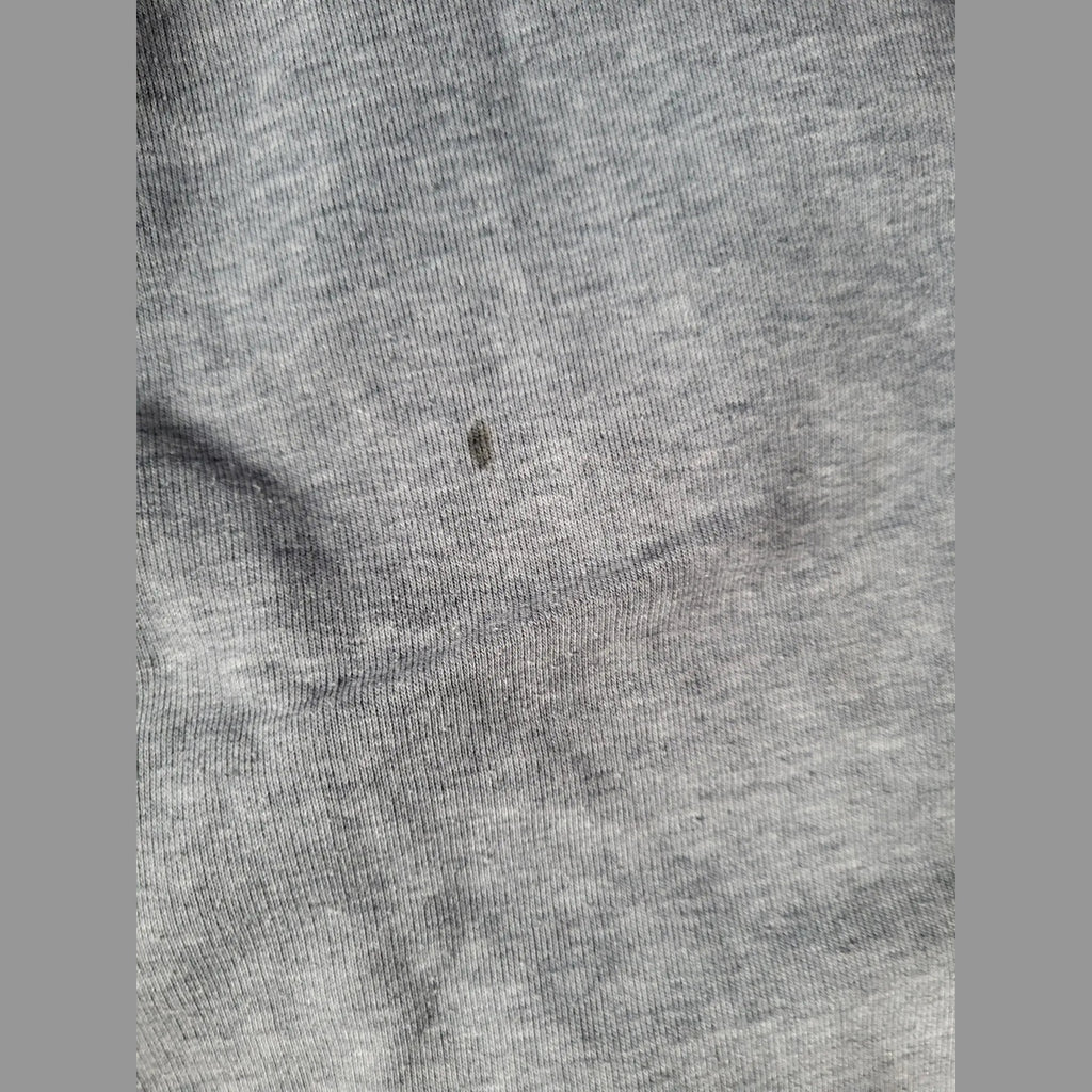 T-shirt gris, marque et taille non visibles, détail tissu, Fripes Sélect