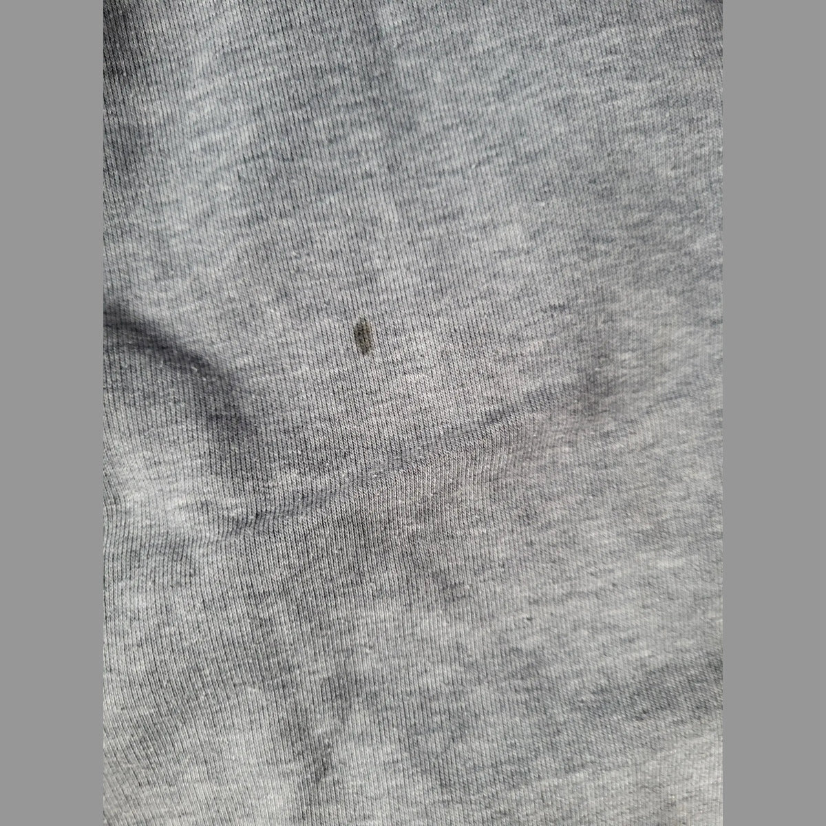 T-shirt gris, marque et taille non visibles, détail tissu, Fripes Sélect