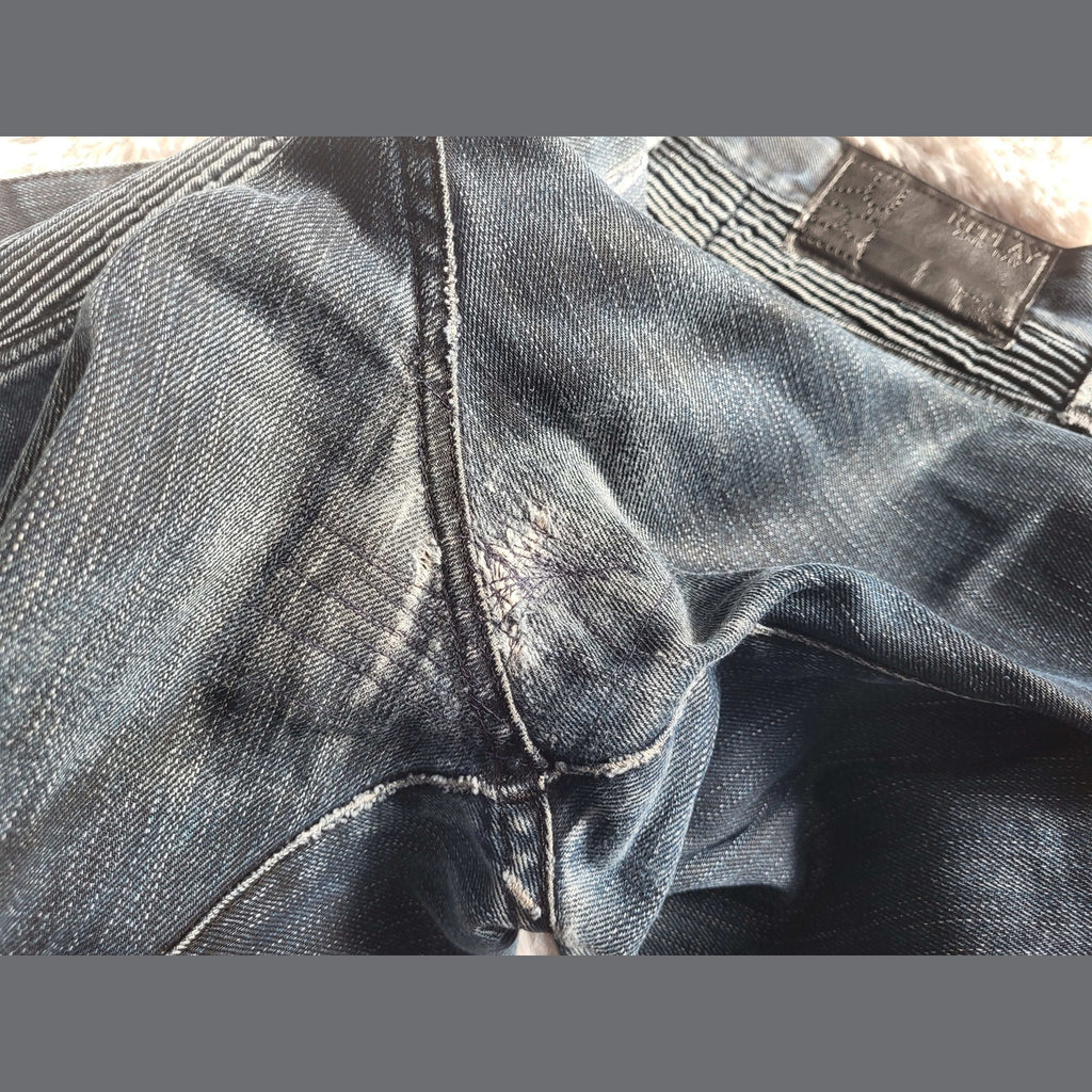 Jean bleu taille non indiquée, marque Blue Way, avec couture réparée à l'entrejambe. Fripes Sélect