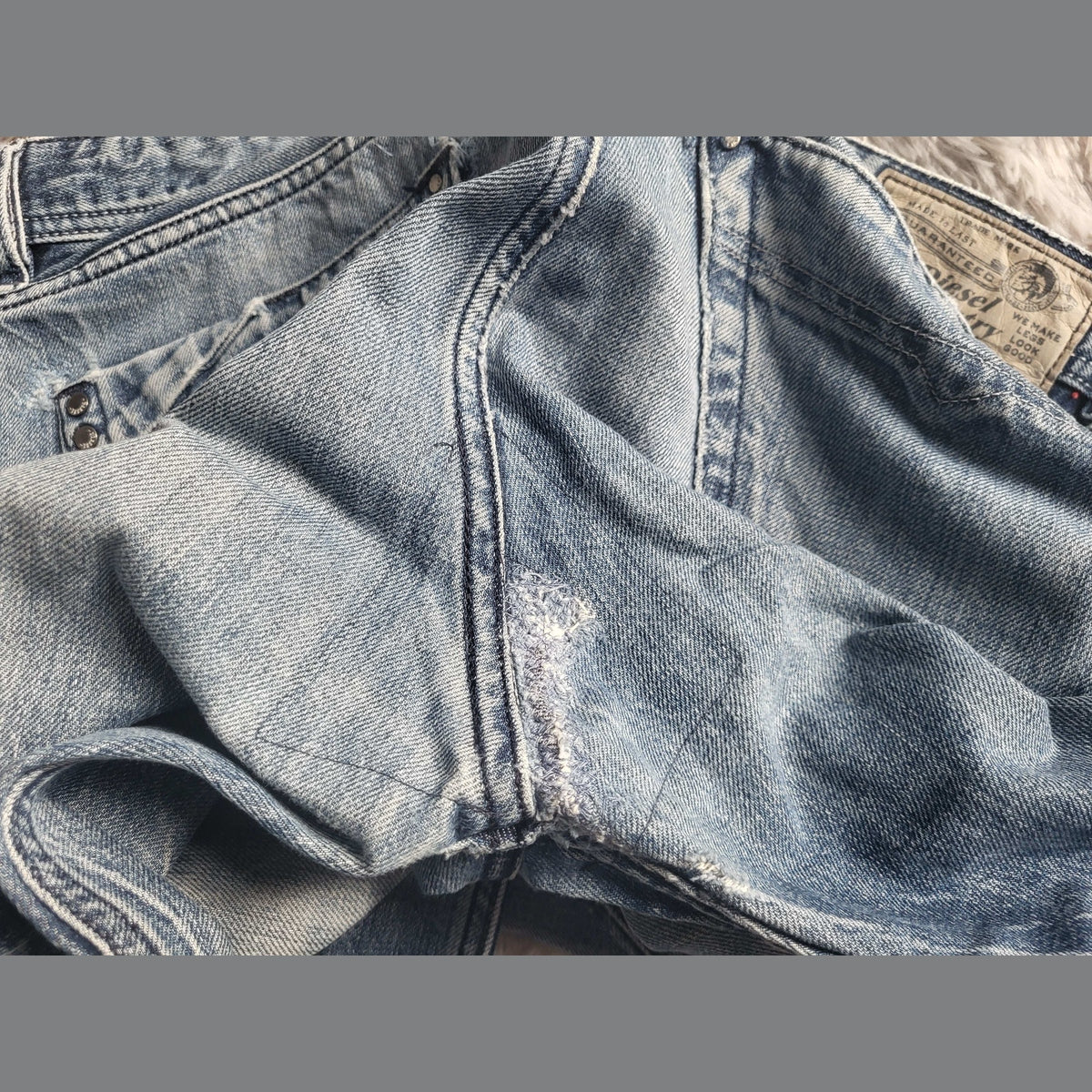 Jean Levi's bleu clair, taille 32, étiquette et détail usé visibles. Fripes Sélect