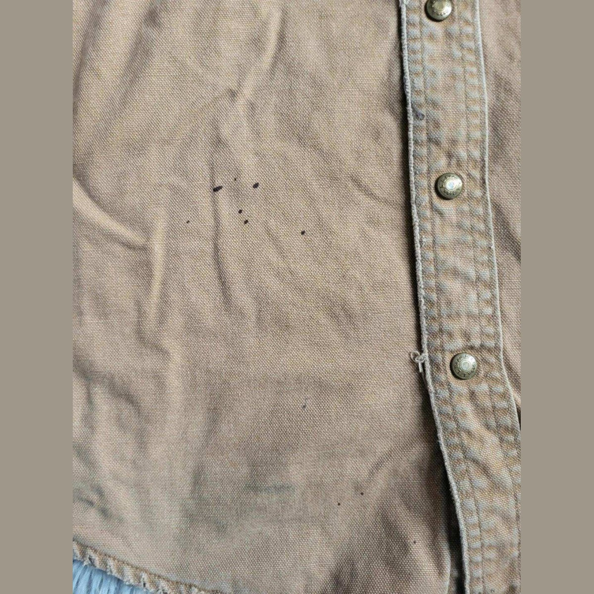 Chemise beige, boutons métalliques, marque et taille non visibles, Fripes Sélect