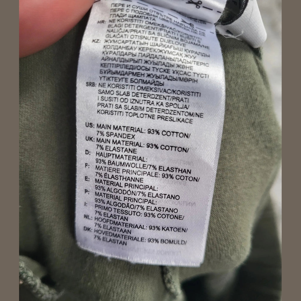 Pantalon vert, étiquette composition 93% coton 7% élasthanne, taille non visible, Fripes Sélect