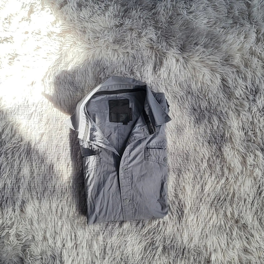 Chemise grise, marque non identifiable, manches longues, taille M. Fripes Sélect