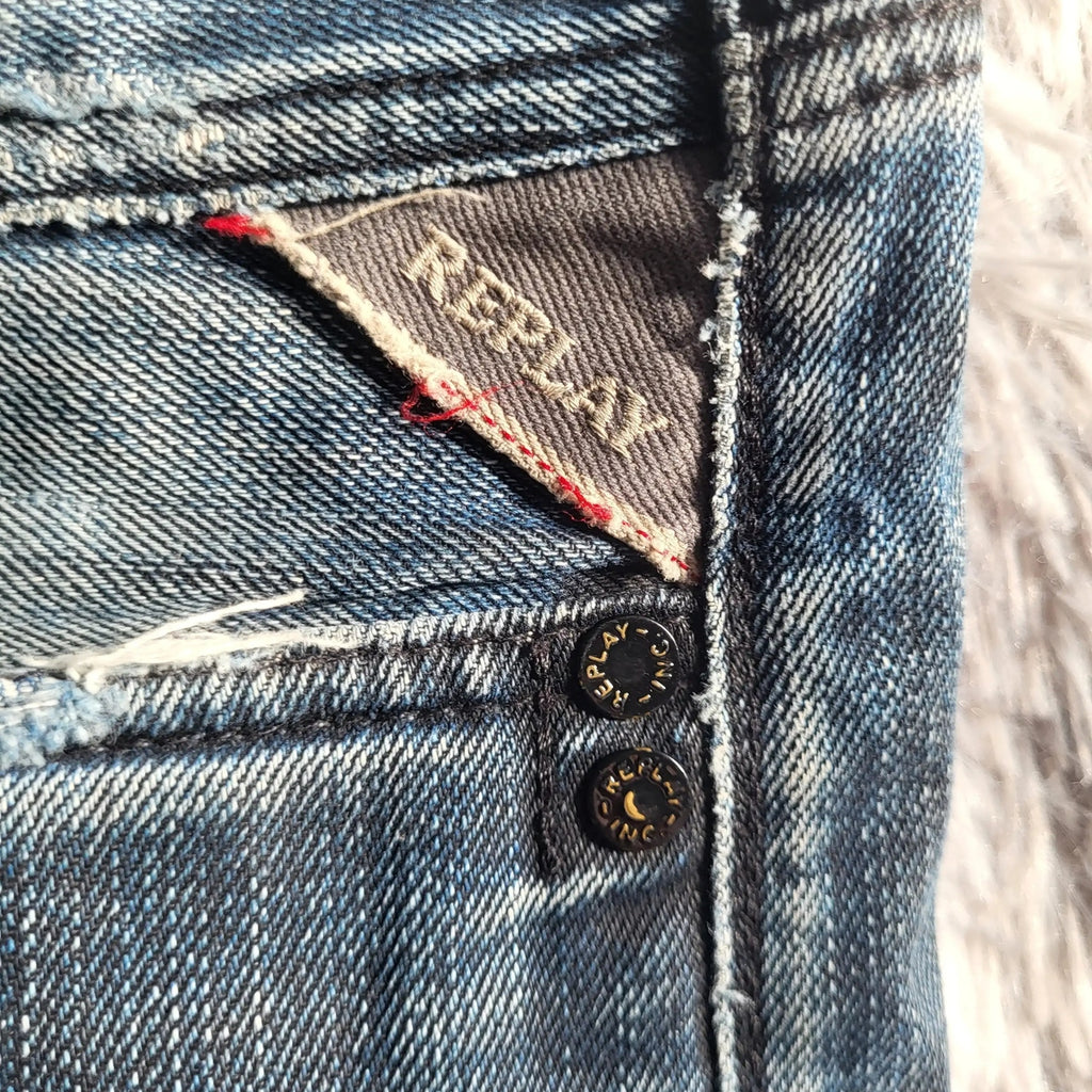 Jean bleu Replay, taille non visible, détails poche et boutons. Fripes Sélect