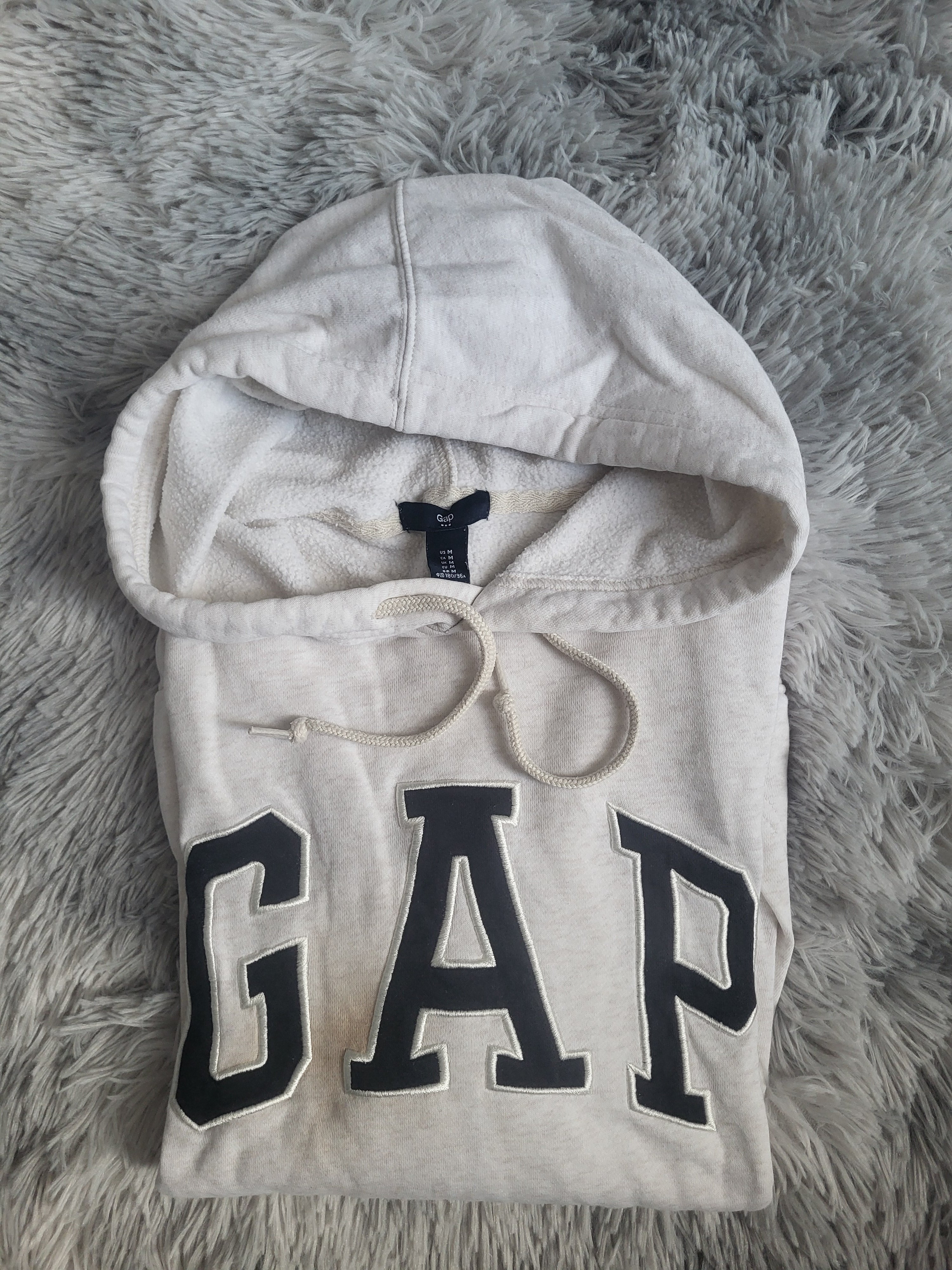 Sweat à Capuche Gap Classique – Blanc Cassé – Taille M – Logo Brodé – Unisexe