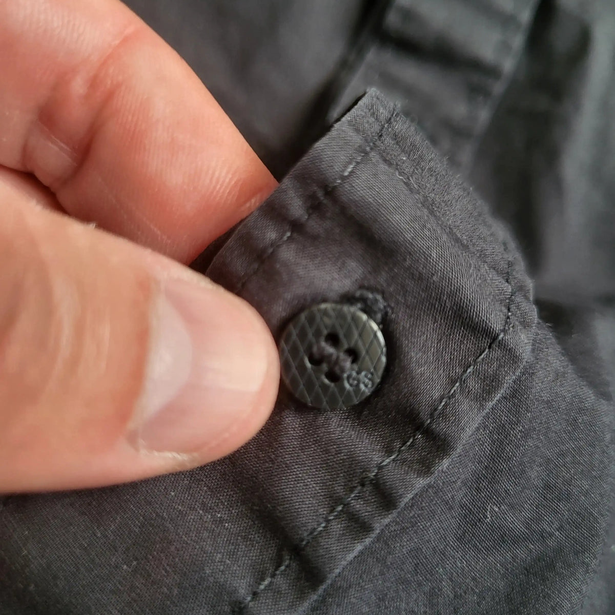 Chemise noire, marque non visible, taille non indiquée, bouton détail, Fripes Sélect